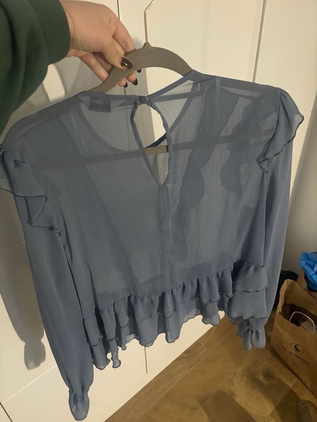 Blusa azul con volantes