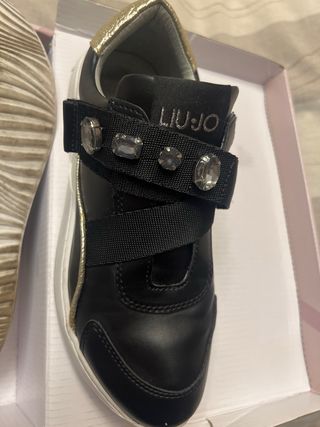 zapatilla elegante liujo para el día a día