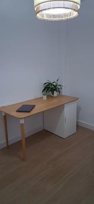 Scrivania Ikea in legno e bianco