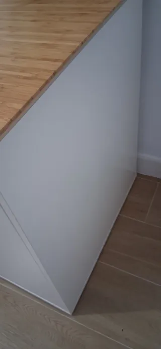 Scrivania Ikea in legno e bianco