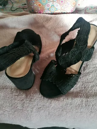 Sandalias tacón ancho polipiel negras,