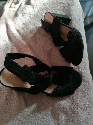 Sandalias tacón ancho polipiel negras,