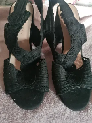 Sandalias tacón ancho polipiel negras,