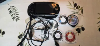 PSP Sony Negra + 4 juegos UMDs