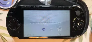 PSP Sony Negra + 4 juegos UMDs