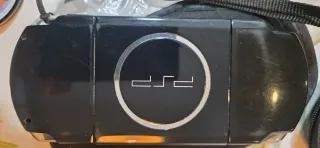 PSP Sony Negra + 4 juegos UMDs