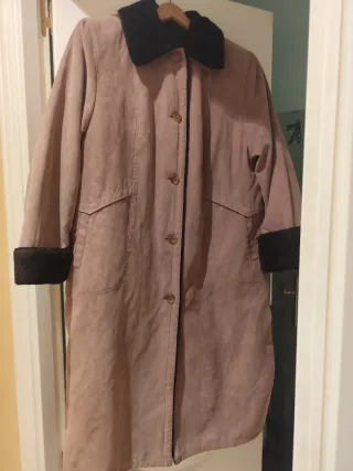 Elegante abrigo beige y marrón cuello desmontable