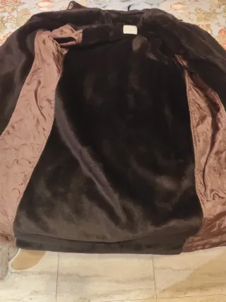 Elegante abrigo beige y marrón cuello desmontable