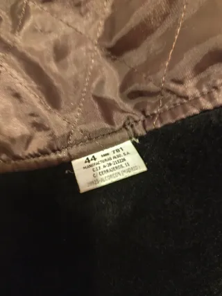 Elegante abrigo beige y marrón cuello desmontable