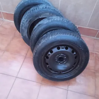 4 Llantas 15" con Neumáticos