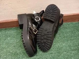 Botines negros con hebillas