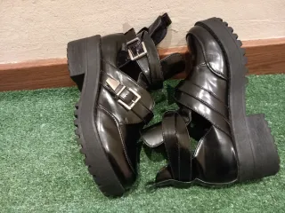 Botines negros con hebillas