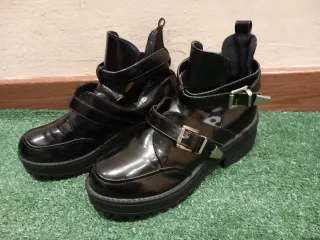 Botines negros con hebillas