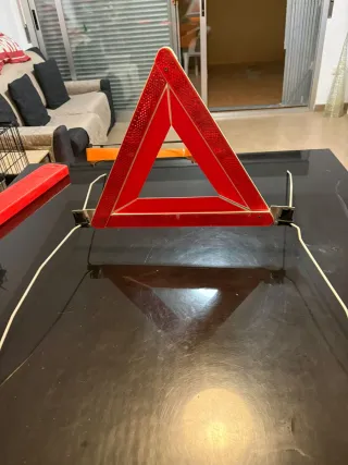 Dos triángulos de emergencia para coche