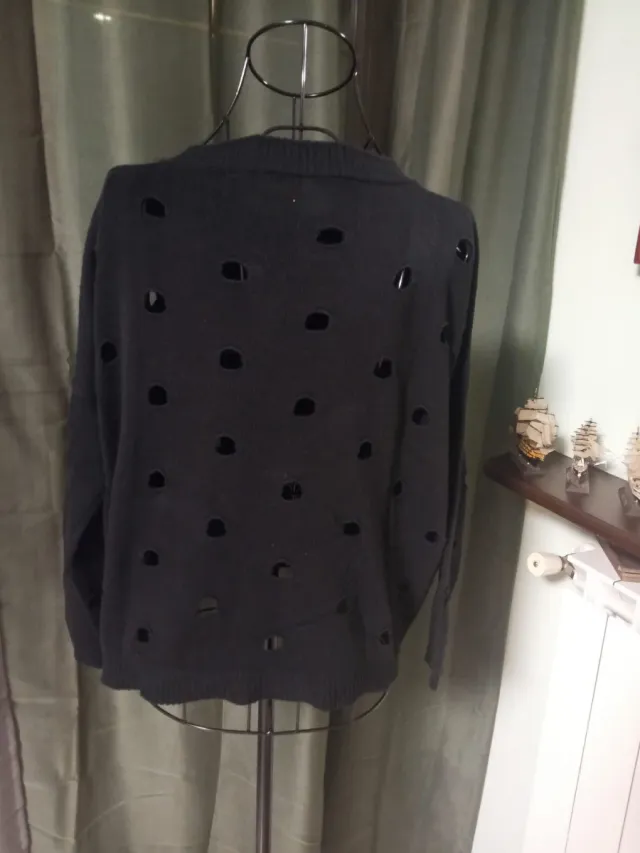 Maglia donna nera con buchi