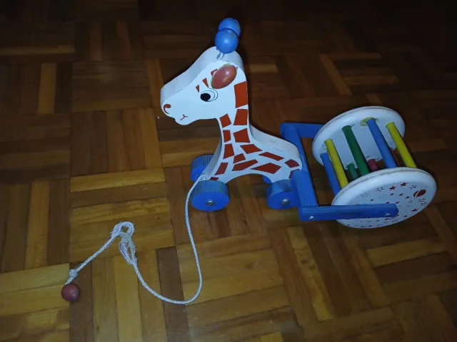 Jirafa de arrastre de madera