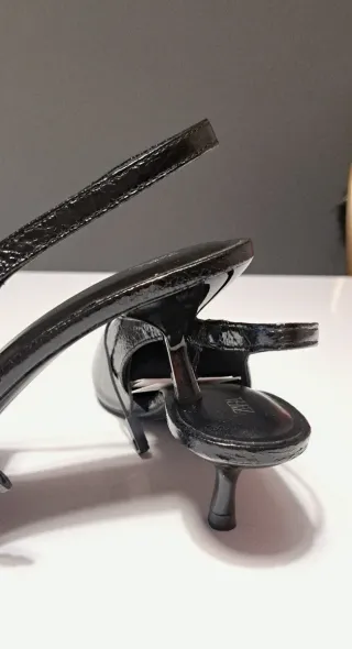 Zapato destalonado Zara tacón kitten negro