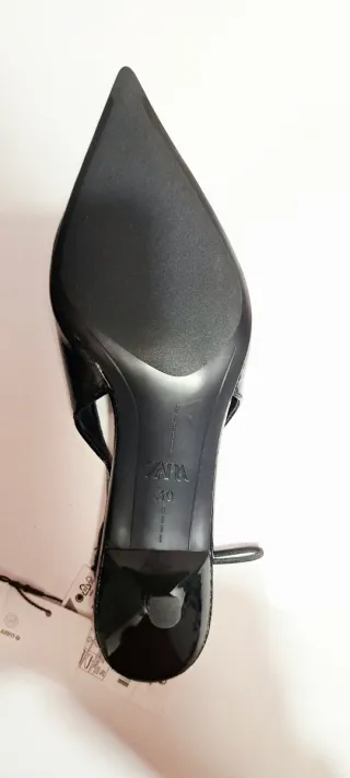 Zapato destalonado Zara tacón kitten negro