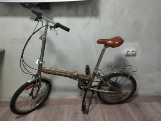 Bicicleta plegable urbana dorada