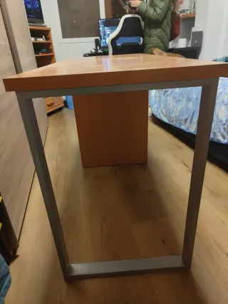 Escritorio con 4 cajones