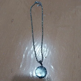 Collana con ciondolo Yin Yang e collana varie