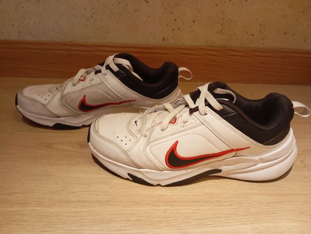 Zapatillas Nike Talla 42 Blancas y Rojas