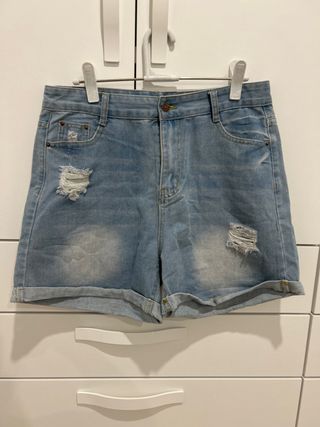 Pantalón corto tejano desgastado