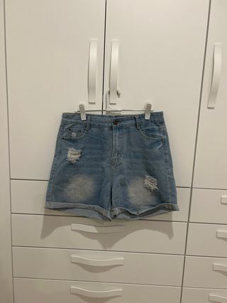 Pantalón corto tejano desgastado