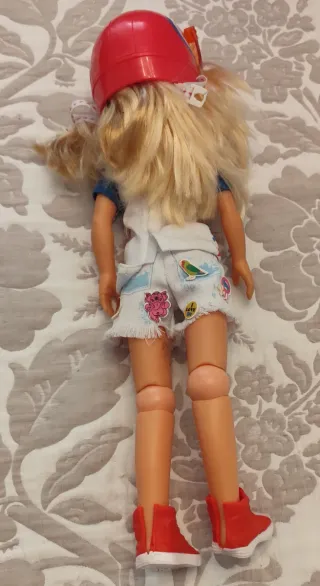 Muñeca Nancy con casco y shorts