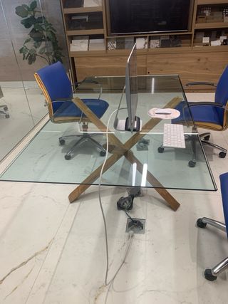 Mesa Comedor Cristal y Patas Madera Teka.