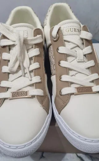 Zapatillas Guess Beige y Blancas