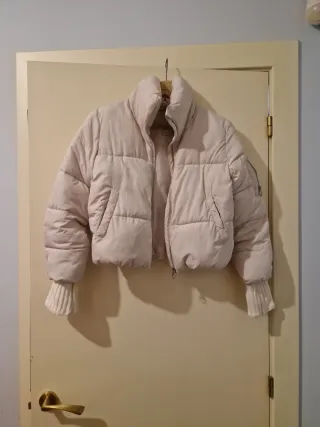 Abrigo corto acolchado beige