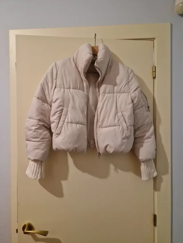 Abrigo corto acolchado beige