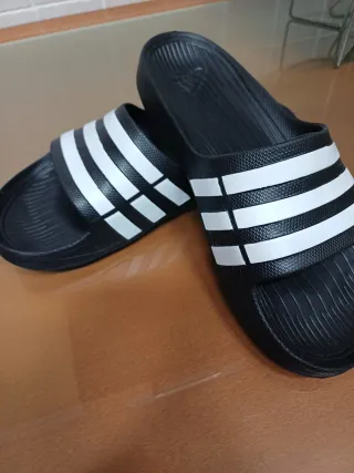 Chanclas Adidas Negras y Blancas