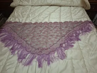 Chal de encaje rosa y morado con flecos