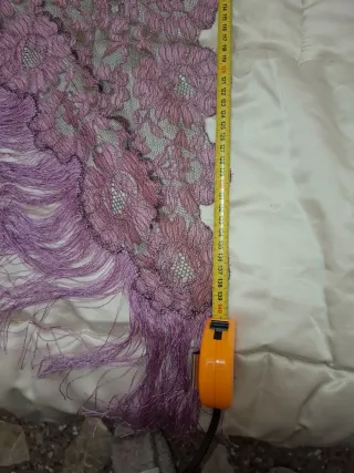 Chal de encaje rosa y morado con flecos