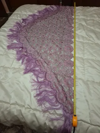 Chal de encaje rosa y morado con flecos