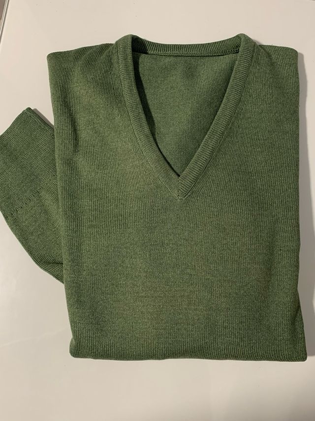 Maglietta verde con scollo a V