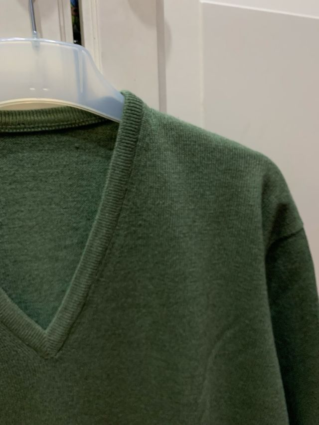 Maglietta verde con scollo a V