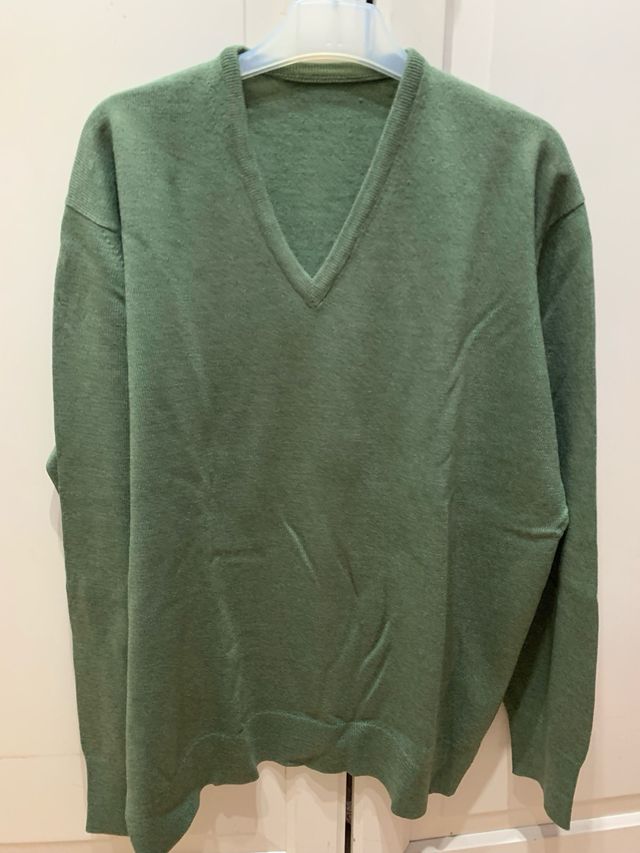 Maglietta verde con scollo a V