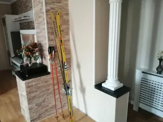 Esquís Atomic RS con bastones