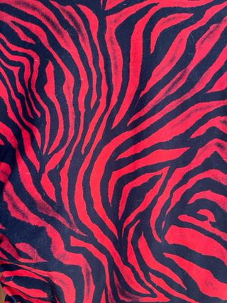 Vestido estampado cebra rojo y negro