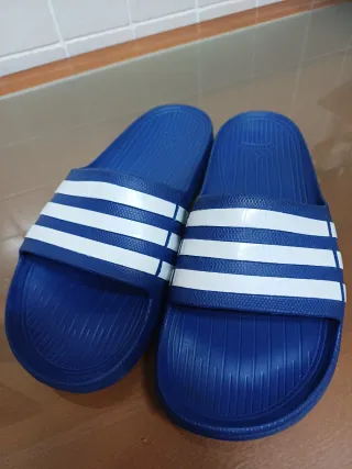 Chanclas Adidas Azules y Blancas