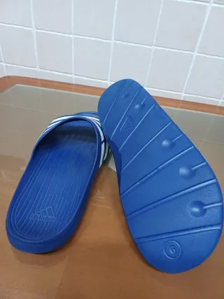 Chanclas Adidas Azules y Blancas