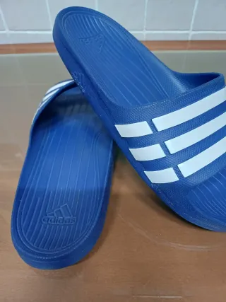 Chanclas Adidas Azules y Blancas
