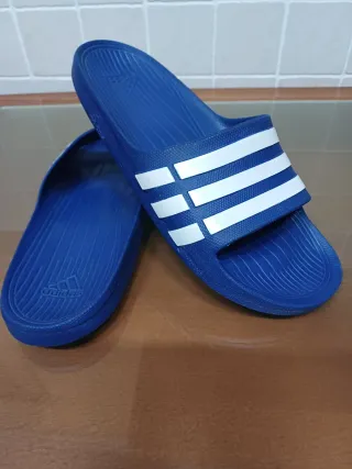 Chanclas Adidas Azules y Blancas