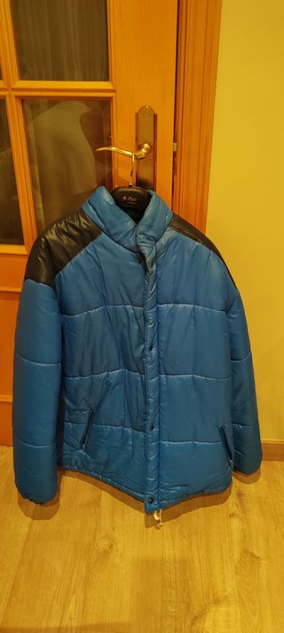 Plumífero azul y negro