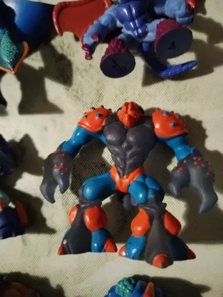 Lote 16 Figuras Gormiti + 12 Cartas