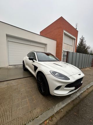 Aston Martin DBX 2021