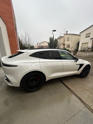 Aston Martin DBX 2021